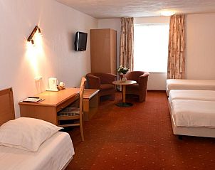 Ruime kamer met bureau in SuyderSee Hotel, vakantieappartement in Enkhuizen, Noord-Holland.