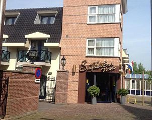 Buitenkant van SuyderSee Hotel, vakantieappartement in Enkhuizen aan de IJsselmeerkust.