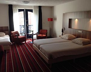 Slaapkamer met balkon in SuyderSee Hotel, vakantieappartement in Enkhuizen, Noord-Holland.