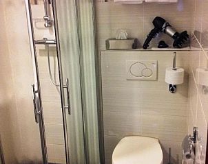 Moderne badkamer met douche in SuyderSee Hotel, vakantieappartement in Enkhuizen, IJsselmeerkust.