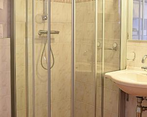 Moderne douche in SuyderSee Hotel, vakantieappartement in Enkhuizen, Noord-Holland.