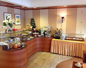Uitgebreid ontbijtbuffet in SuyderSee Hotel, vakantieappartement in Enkhuizen, IJsselmeerkust.