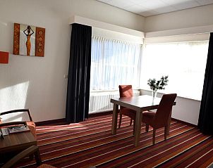 Lichte eetruimte in SuyderSee Hotel, vakantieappartement in Enkhuizen, Noord-Holland.