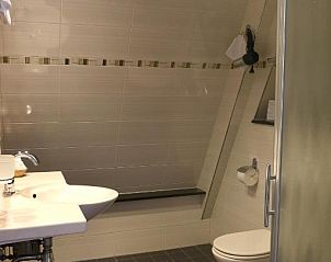 Moderne badkamer in SuyderSee Hotel, vakantieappartement in Enkhuizen, IJsselmeerkust.