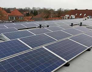 Zonnepanelen op het dak van SuyderSee Hotel, vakantieappartement in Enkhuizen, IJsselmeerkust.