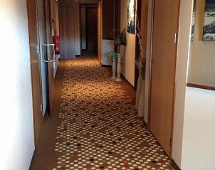 Verlichte gang in SuyderSee Hotel, vakantieappartement in Enkhuizen, Noord-Holland.