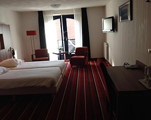 Moderne slaapkamer met balkon in SuyderSee Hotel, vakantieappartement in Enkhuizen, IJsselmeerkust.