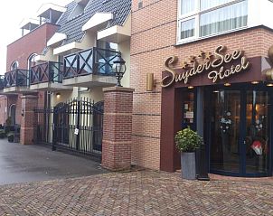 Vooraanzicht van SuyderSee Hotel, vakantieappartement in Enkhuizen aan de IJsselmeerkust.