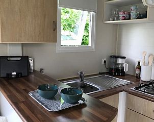 Moderne keuken in Vakantiehuis in Eernewoude, gelegen in Earnewld, Princehof/Alde Feanen, ideaal voor een comfortabel verblijf.
