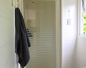 Stijlvolle badkamer in Vakantiehuis in Eernewoude, gelegen in Earnewld, biedt comfort en privacy na een dag bij de Friese meren.
