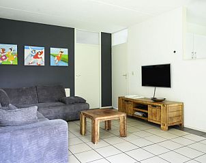 Stijlvolle woonkamer in Vakantiehuis Bungalowpark It Wiid, Earnewld, met comfortabele zitplaatsen.