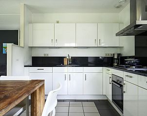 Strakke keuken in Vakantiehuis Bungalowpark It Wiid, Earnewld, voorzien van moderne apparatuur.