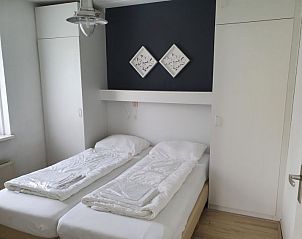 Knusse slaapkamer met twee bedden in Vakantiehuis Bungalowpark It Wiid, Earnewld.