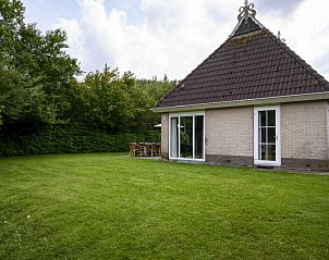 Ruime tuin bij Vakantiehuis Bungalowpark It Wiid in Earnewld, ideaal voor ontspanning.