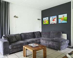 Comfortabele zithoek in Vakantiehuis Bungalowpark It Wiid, Earnewld, met kleurrijke kunst.