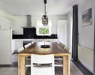 Ruime keuken en eetruimte in Vakantiehuis Bungalowpark It Wiid, Earnewld, ideaal voor families.