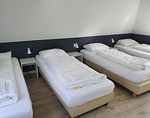 Slaapkamer met meerdere bedden in Vakantiehuis Bungalowpark It Wiid, Earnewld, Friese meren.