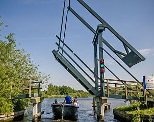 Brug over het water bij Vakantiehuis Bungalowpark It Wiid, Earnewld, ideaal voor boottochten.