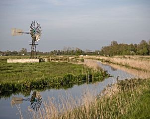 Pittoresk landschap rondom Vakantiehuis Bungalowpark It Wiid, Earnewld, met windmolen.