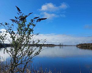 Groene tuin van vakantiehuis FR404 in Earnewld, met uitzicht op de Friese meren.