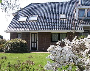 Bloeiende tuin bij vakantiehuis FR404 in Earnewld, gelegen in Princehof/Alde Feanen.