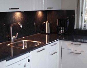 Moderne keuken in vakantiehuis FR404 in Earnewld, Friese meren, Princehof/Alde Feanen.