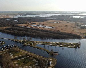 Rustige wateren bij vakantiehuis FR404 in Earnewld, gelegen in Princehof/Alde Feanen.
