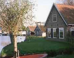 It alde hs vakantiehuis in Wartena, aan het water in de Friese meren, met groene tuin en prachtig uitzicht op de natuur.