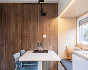 Eethoek in Vakantiehuis Natuurlijk de Veenhoop, De Veenhoop, met moderne inrichting en gezellige sfeer in de Friese meren.