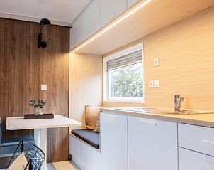 Moderne keuken in Vakantiehuis Natuurlijk de Veenhoop, De Veenhoop, met alle gemakken omringd door de schoonheid van Alde Feanen.