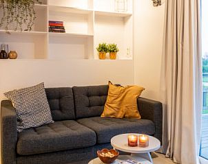 Knusse woonkamer in Vakantiehuis Natuurlijk de Veenhoop, De Veenhoop, met stijlvolle inrichting en uitzicht op de Friese meren.