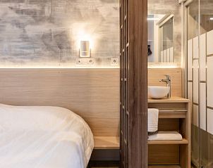 Luxe slaapkamer in Vakantiehuis Natuurlijk de Veenhoop, De Veenhoop, met moderne badkamer en rustgevende sfeer in Alde Feanen.