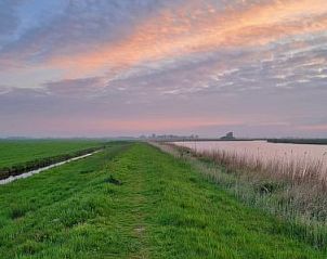 Adembenemende zonsondergang bij Vakantiehuis Natuurlijk de Veenhoop, De Veenhoop, met kleurrijke luchten boven de Friese meren.