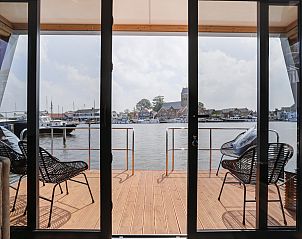 Gezellige woonkamer van vakantiehuis FR454 in Grouw met uitzicht op de Friese meren.