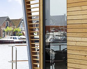 Open terras van vakantiehuis FR454 in Grouw met panoramisch uitzicht op het water.