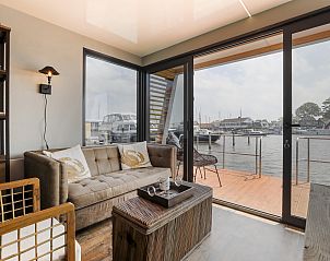 Stijlvolle decoratie in vakantiehuis FR454 in Grouw, met rieten details.