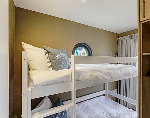 Moderne badkamer van vakantiehuis FR454 in Grouw met glazen douchecabine.