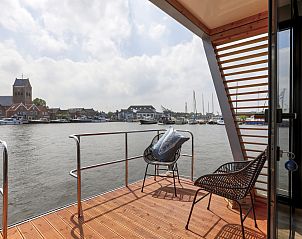 Terras van vakantiehuis FR454 in Grouw, drijvend op het water van het Pikmeer.