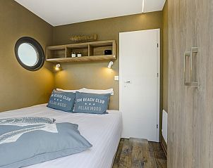 Keuken van vakantiehuis FR454 in Grouw met eethoek en uitzicht op de Friese meren.