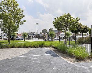 Detail van de architectuur van vakantiehuis FR454 in Grouw met houten elementen.