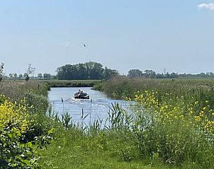 Prachtig uitzicht op waterweg bij Vakantiehuis in Grou, Grouw, met varende boot, nabij Pikmeer.