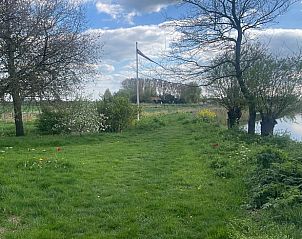 Groene wandelpaden bij Vakantiehuis in Grou, Grouw, omgeven door bomen en bloemen, Friese meren.