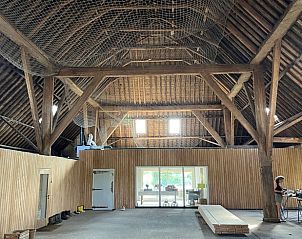 Ruime schuur bij Vakantiehuis in Grou, Grouw, met houten interieur en hoge plafonds, nabij Pikmeer.