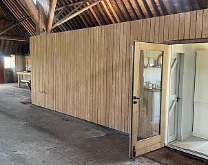 Houten binnenruimte in Vakantiehuis in Grou, Grouw, met open deur naar keuken, Friese meren.