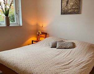 Sfeervolle slaapkamer in Vakantiehuis in Grouw, perfect voor een ontspannen nachtrust.