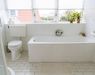 Moderne badkamer in Vakantiehuis in Grouw met bad en uitzicht op de omgeving.