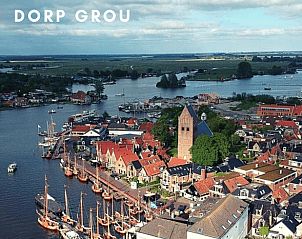 Luchtfoto van het dorp Grouw, nabij Vakantiehuis in Grouw, omringd door water.
