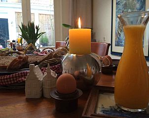 Picknickmand op een boot bij vakantiehuis FR341 in Grouw, Friese meren.