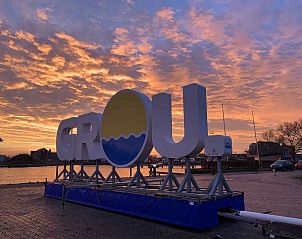 Ruime woonkamer in vakantiehuis FR341 in Grouw, Pikmeer, Friese meren.