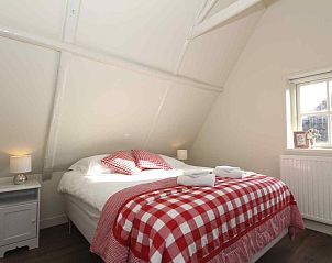 Traditionele klederdracht in Grouw, nabij vakantiehuis FR341, Friese meren.